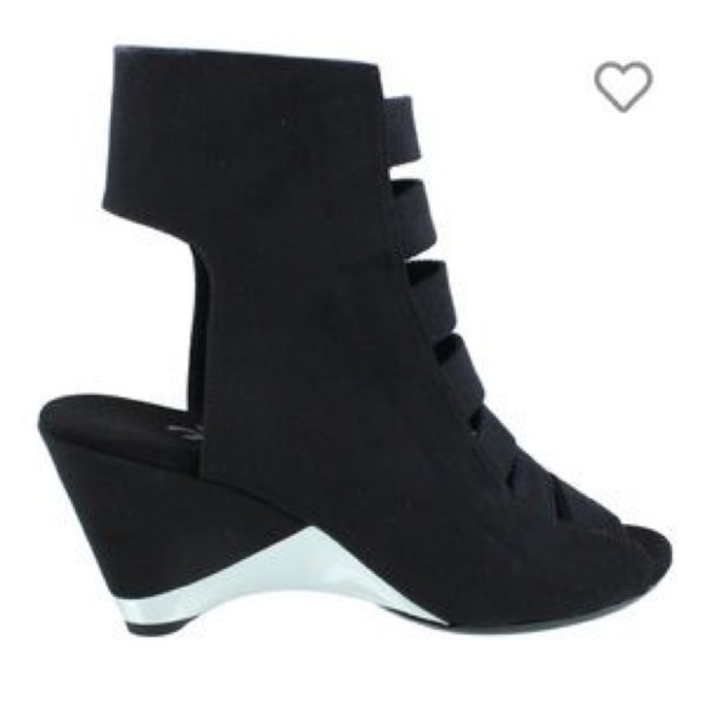 Inez Fara onex heels.